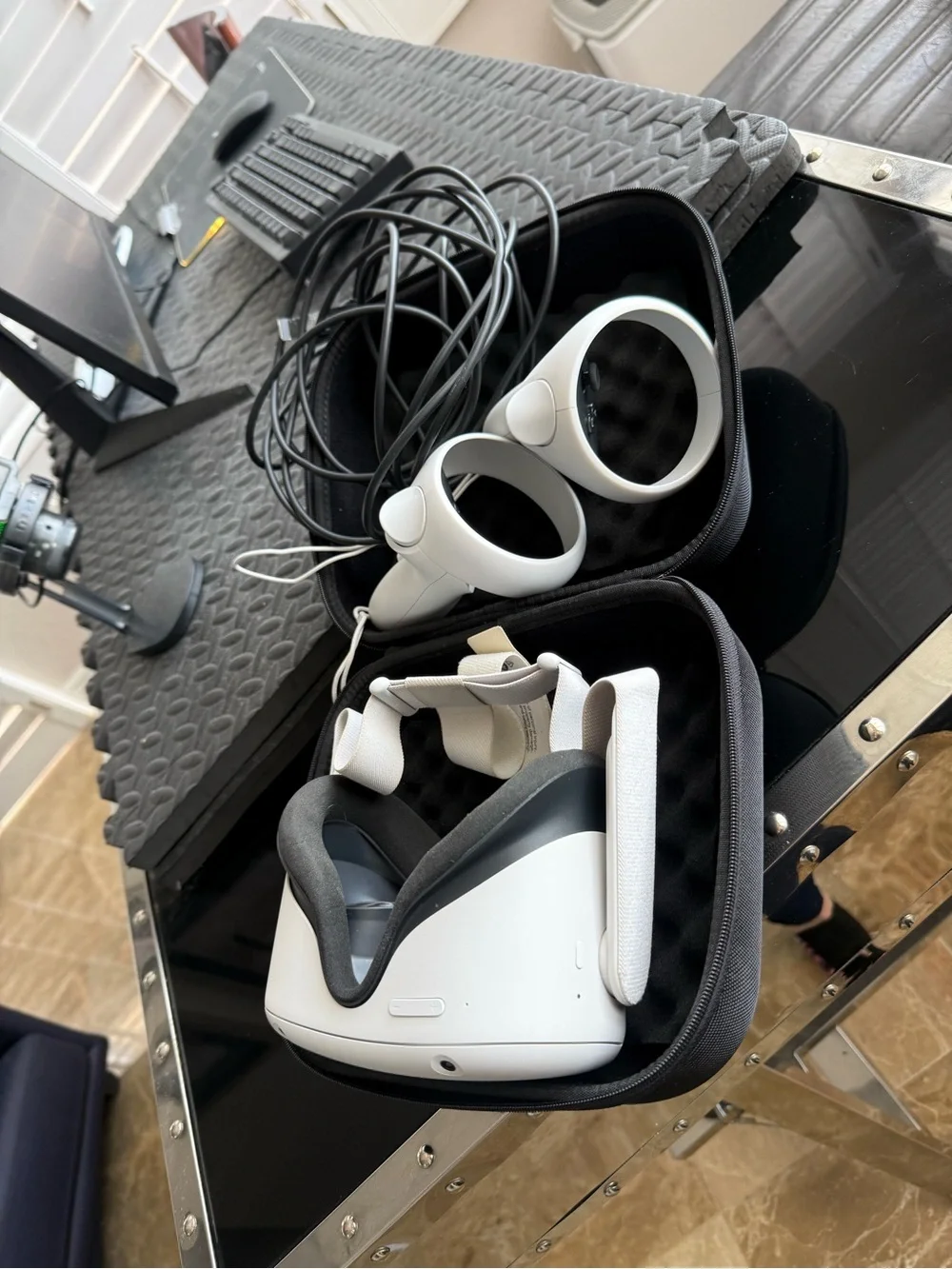 Quest 2 White VR Headset with Controllers